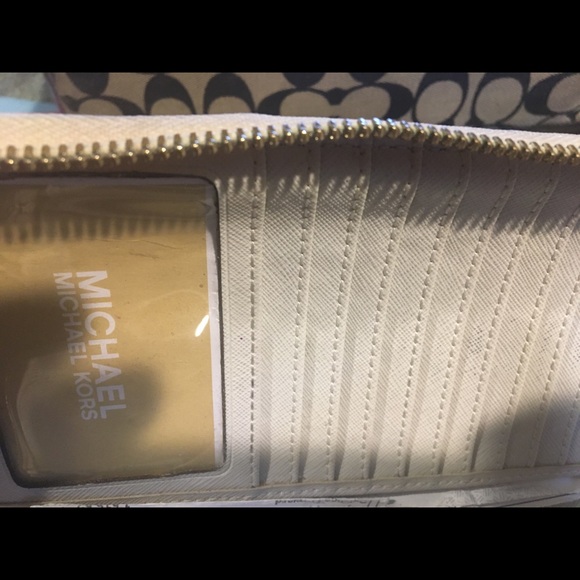 Micheal kors large wallet authentic asking 90 it is used still in good shape - Picture 3 of 4